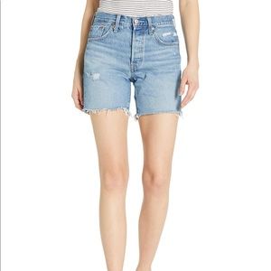 Levi’s 501 mid thigh short Luxor Street